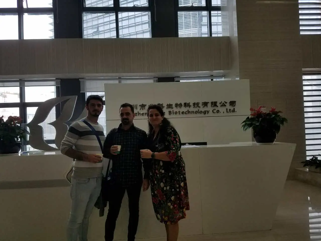 Paciente romeno Ovidiu Simion e Represente Alina na sede da Beike