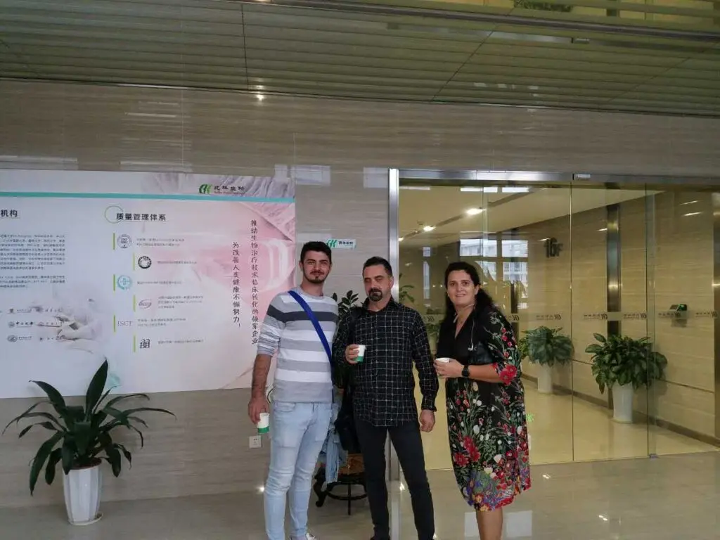 Ovidiu Simion e o seu filho com Alina no escritório de Beike.