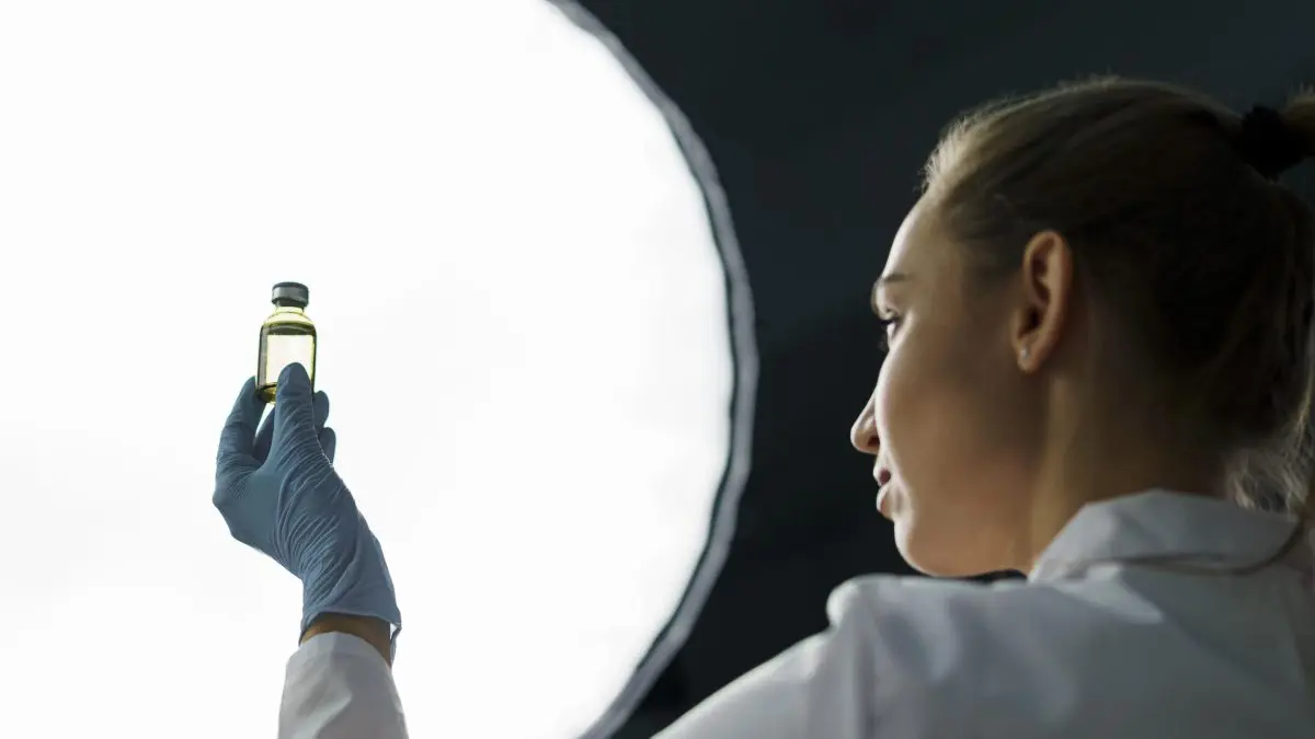 Cientista segurando um frasco de células-tronco. 