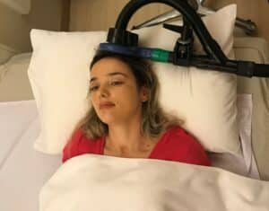 Renata recebendo estimulação magnética transcranial (TMS)