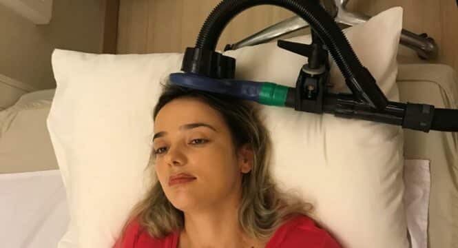 Renata recebendo estimulação magnética transcranial (TMS)