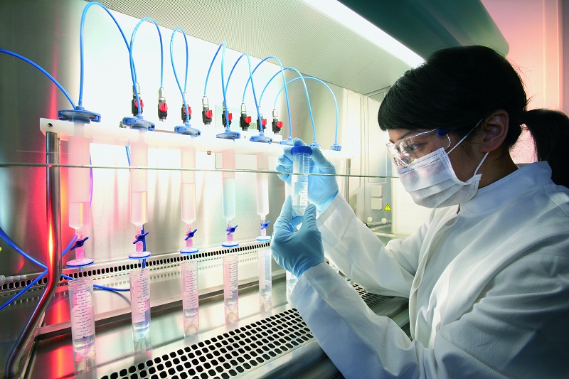pessoas trabalhando no laboratório